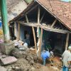 Satu Rumah Rusak Tertimpa Tanah Longsor Di Tenjolaya