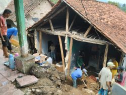 Satu Rumah Rusak Tertimpa Tanah Longsor Di Tenjolaya