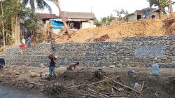 Pelaksanaan Pekerjaan Bronjong Di Kali Cipatujah Jonggol Sesuai Spesifikasi